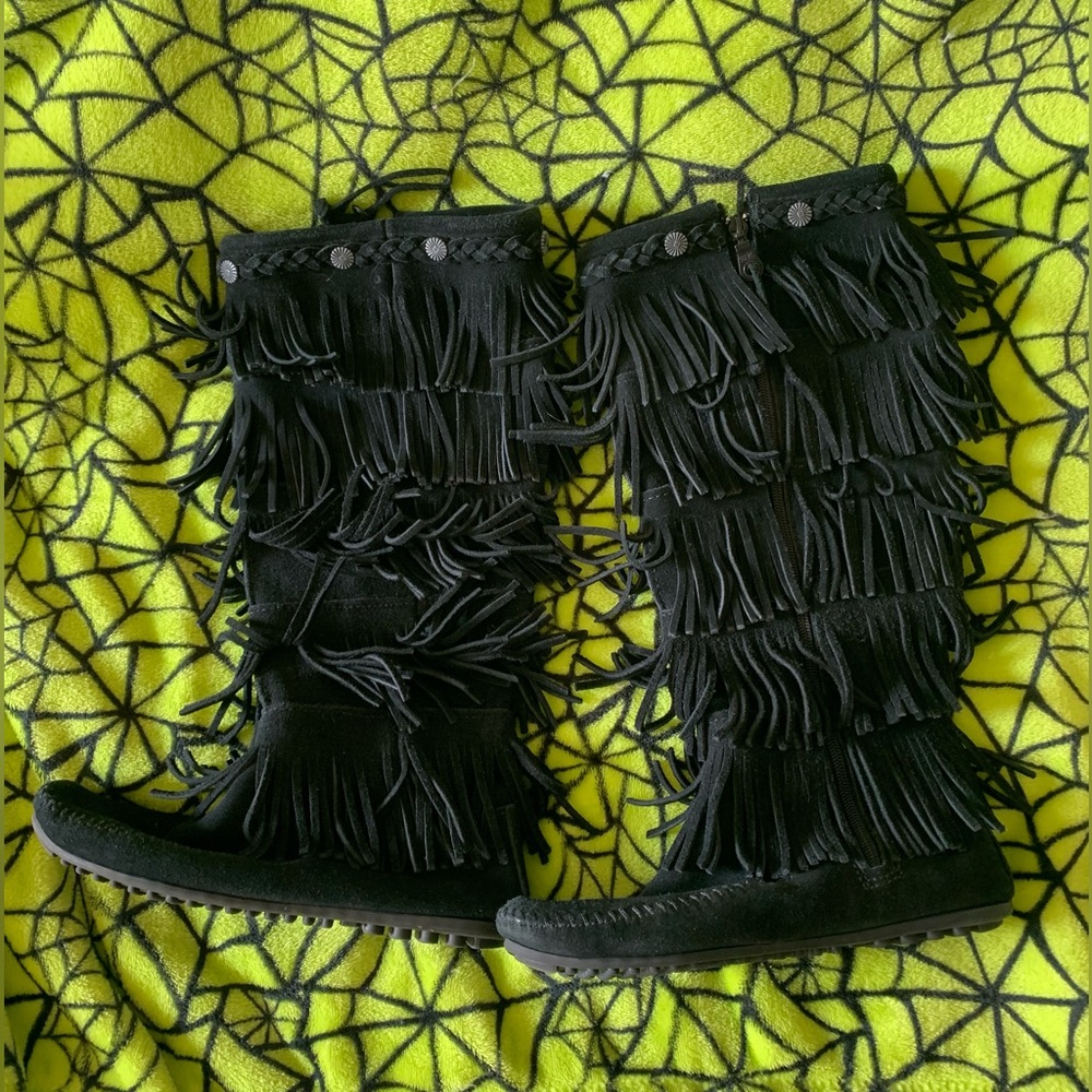 MINNETONKA - Five Layer Fringe Moccasin Boots
